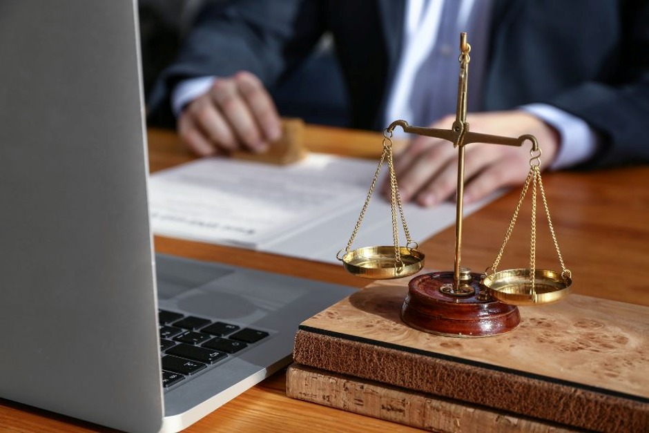 استخدام ومراقبة والتحكم بالتكنولوجيا في شركة د. فهد الرفاعي وشركاؤه للمحاماة والاستشارات القانونية 